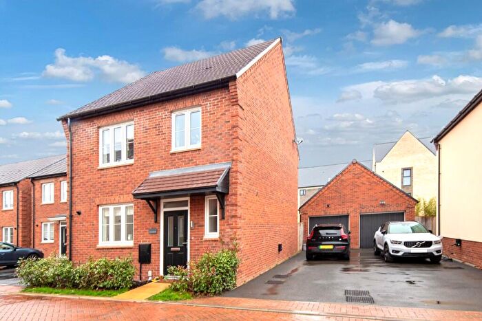 3 Bedroom Detached House For Sale In Chatham Close, Upper Heyford, OX25