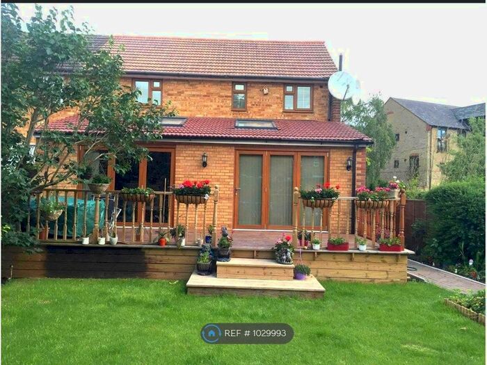 4 Bedroom Semi-Detached House To Rent In Walton Gardens, Waltham Abbey, EN9