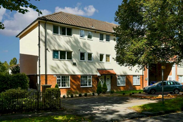 2 Bedroom Flat To Rent In Avenue Road, Banstead, SM7