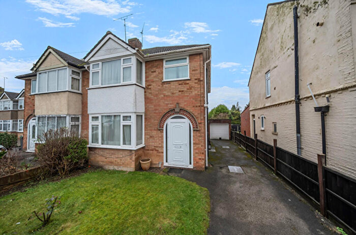 3 Bedroom Semi-Detached House For Sale In Shakespeare Road, Luton, Bedfordshire, LU4