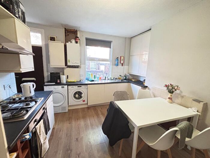 5 Bedroom House To Rent In Delph Mount, Leeds, LS6