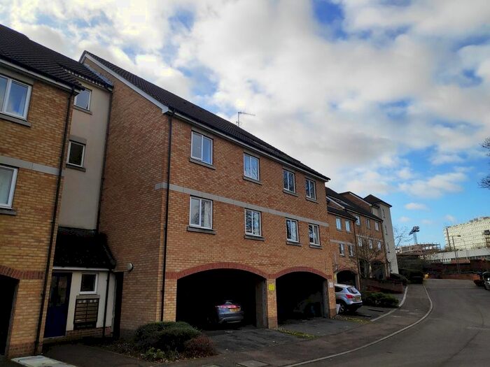 2 Bedroom Flat To Rent In Knights Place, Noke Drive, Redhill, RH1
