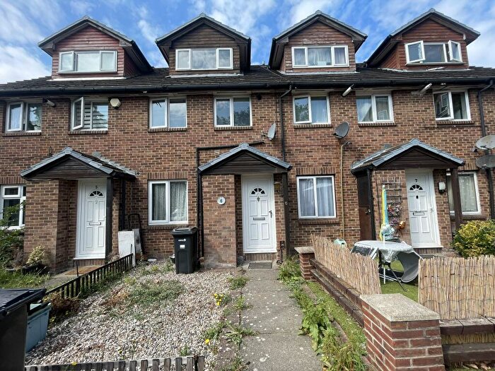2 Bedroom Maisonette To Rent In Amanda Close, Chigwell, Redbridge, IG7