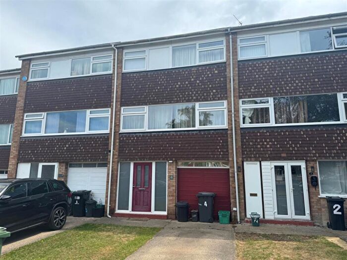4 Bedroom Town House To Rent In Turnberry Way, Orpington, BR6