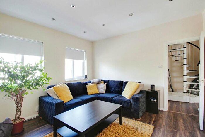 2 Bedroom Apartment To Rent In Bathurst Walk, Richings Park, SL0