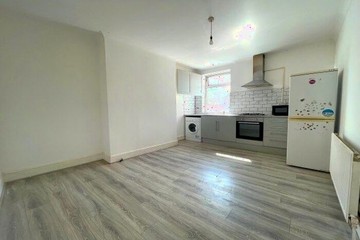 3 Bedroom Flat To Rent In High Road Leyton, London, E10