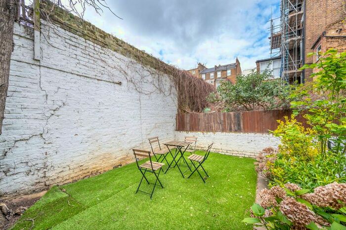 3 Bedroom Flat To Rent In Colville Road, Westbourne Grove, London, W11