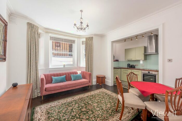 2 Bedroom Flat To Rent In Buckingham Gate, St James, London, SW1E
