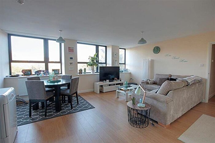 2 Bedroom Flat To Rent In Lower Bristol Road, Bath, BA2