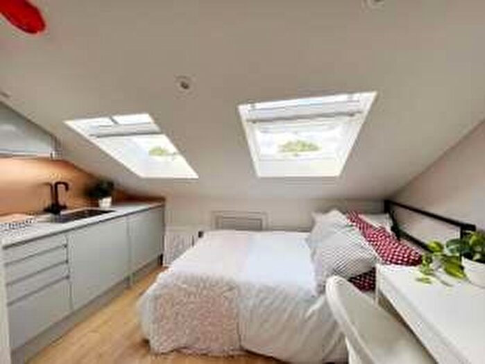 1 Bedroom Flat To Rent In Clarence Villas, Hawks Road, KT1