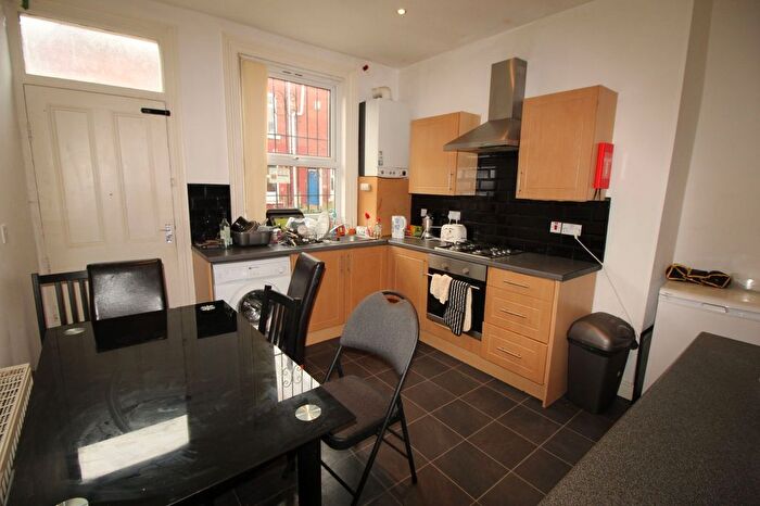 4 Bedroom Semi-Detached House To Rent In Welton Place, Leeds, LS6