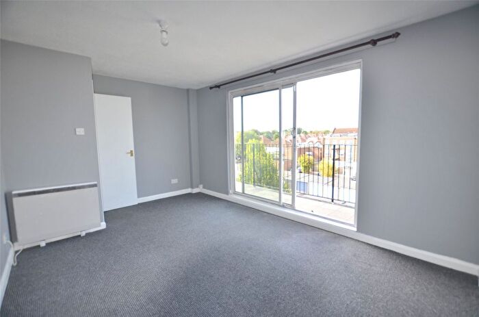 1 Bedroom Flat To Rent In Lavender Avenue, Worcester Park, KT4