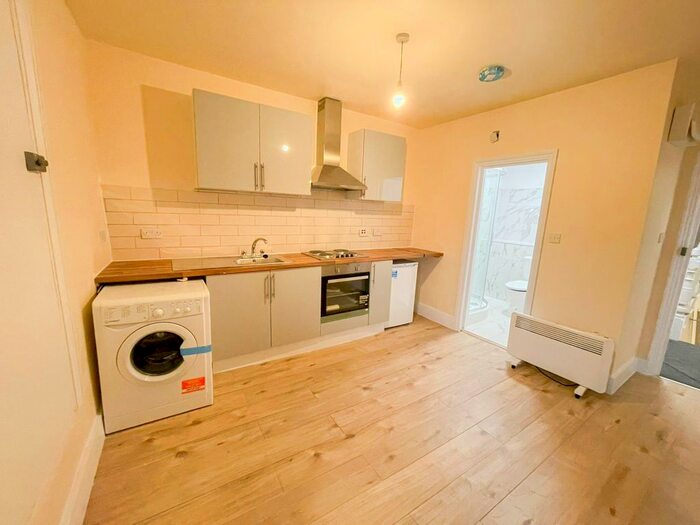 Studio To Rent In Green Lanes, Palmers Green N13