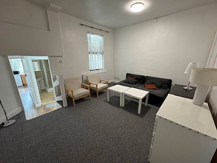 1 Bedroom Flat To Rent In King Street, Southall, UB2
