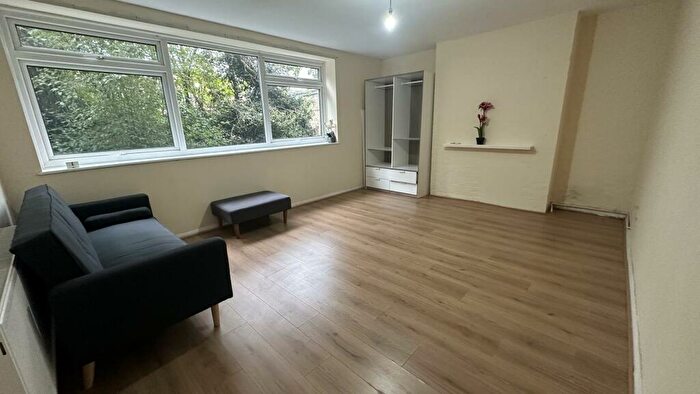 3 Bedroom Flat To Rent In Yoakley Road, Stoke Newington, N16