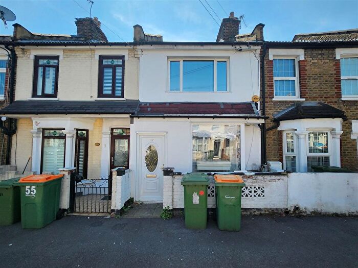 3 Bedroom Property To Rent In Selby Road, London, E13