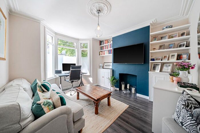 1 Bedroom Flat For Sale In Rowena Crescent, Battersea, London, SW11