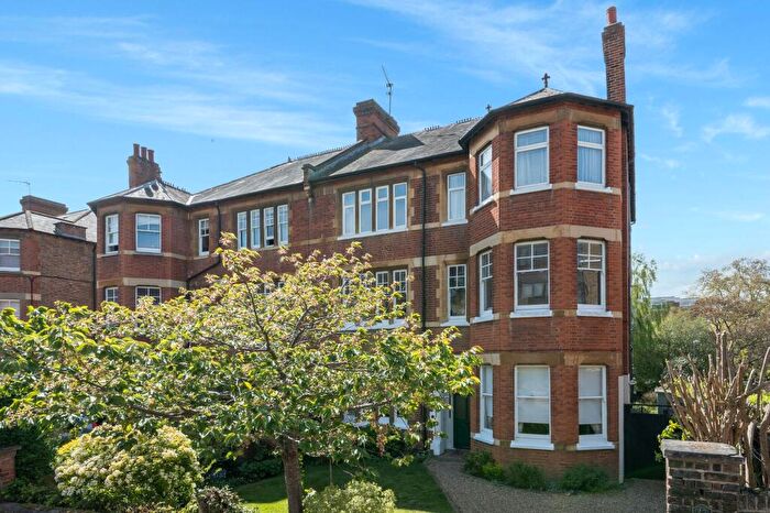 3 Bedroom Flat For Sale In Adelaide Road, Surbiton, KT6