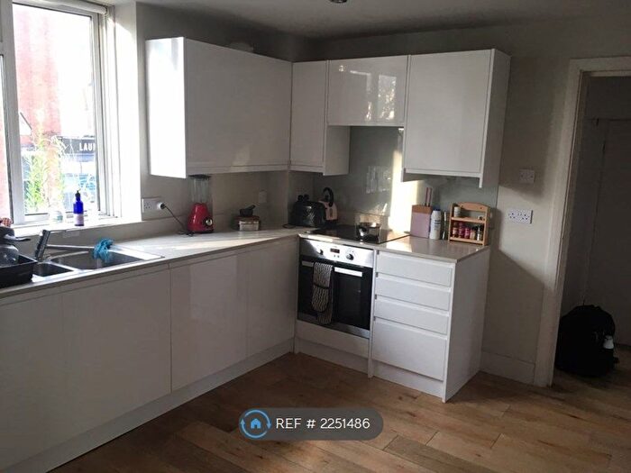 3 Bedroom Flat To Rent In Ladbroke Grove, London, W10