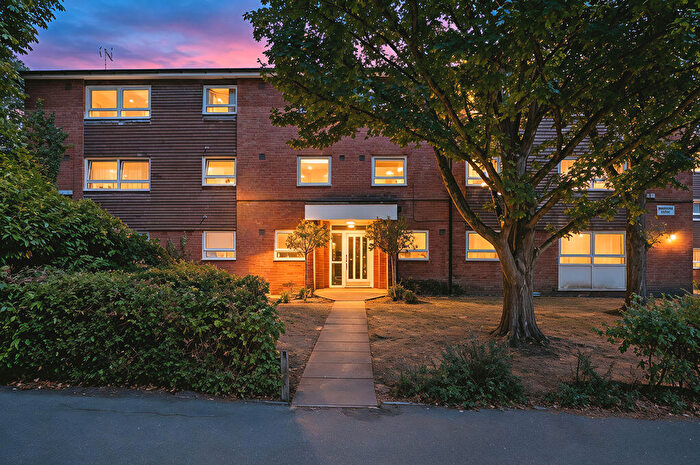 2 Bedroom Flat For Sale In Addlestone Park, Addlestone, KT15