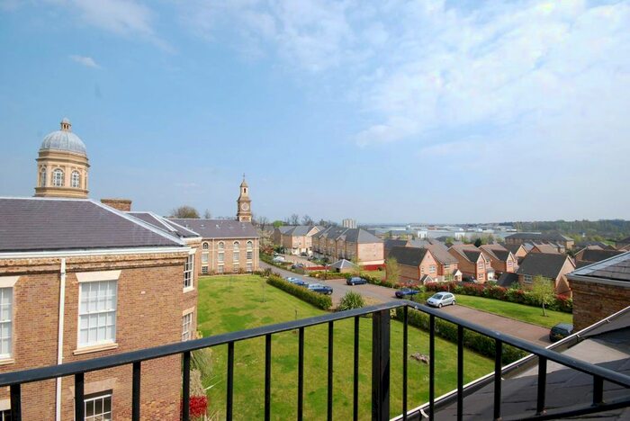 3 Bedroom Flat To Rent In Royal Drive, Friern Barnet, London, N11