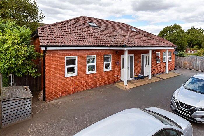 2 Bedroom Chalet For Sale In New Hythe Lane, Larkfield, Kent, ME20