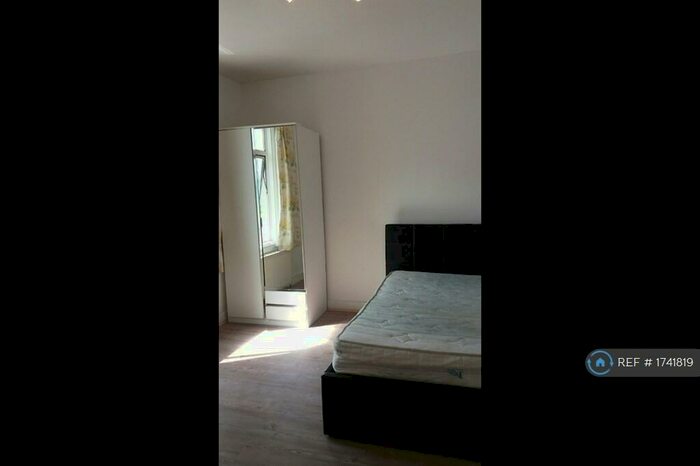 Studio To Rent In Willoughby Road, London, N8