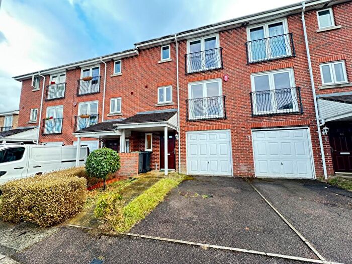 5 Bedroom Town House To Rent In Primrose Close, Luton, Bedfordshire, LU3