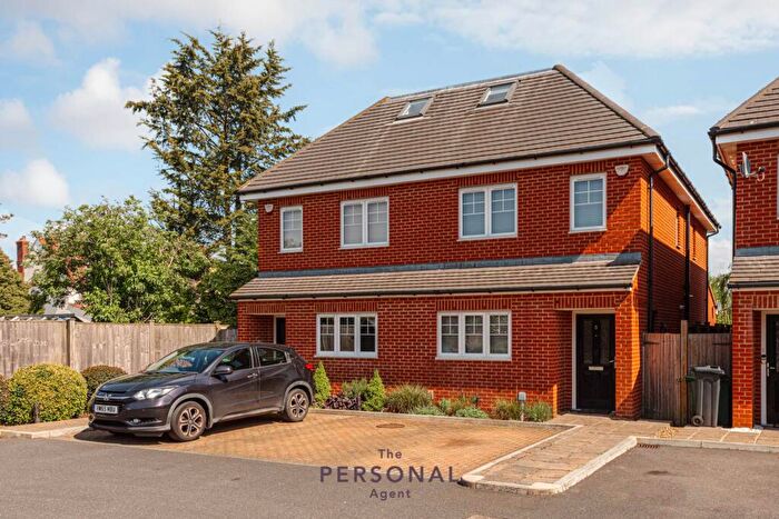 4 Bedroom Semi Detached House To Rent In Oaktree Close, Epsom, KT19