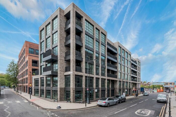 3 Bedroom Flat To Rent In White Post Lane, London, E9