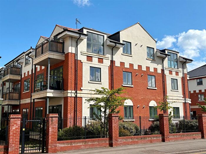 2 Bedroom Flat For Sale In Hansler Grove, East Molesey, KT8