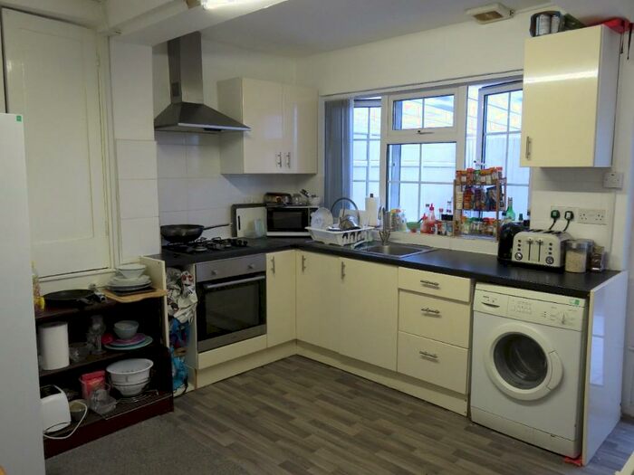 4 Bedroom Semi-Detached House To Rent In Charnock Avenue, Nottingham, NG8