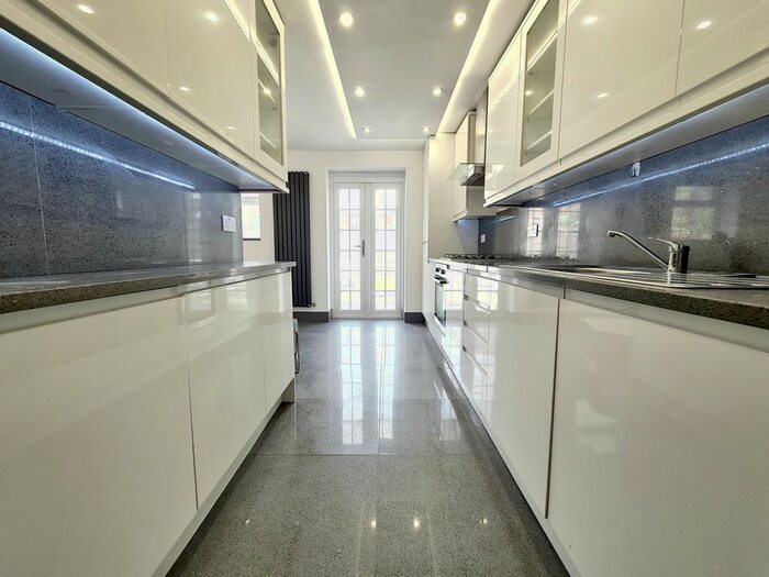 3 Bedroom Flat To Rent In Harringay Road, Harringay, N15