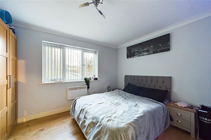 1 Bedroom Flat For Sale In Simmonds Close, Bracknell, Berkshire, RG42