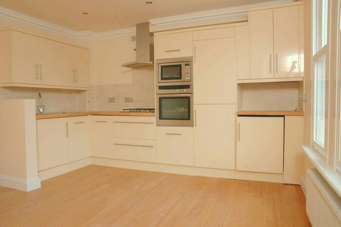2 Bedroom Flat To Rent In Felsham Road, West Putney, London, SW15