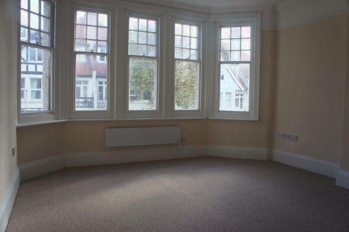 Studio To Rent In York Avenue -, P10