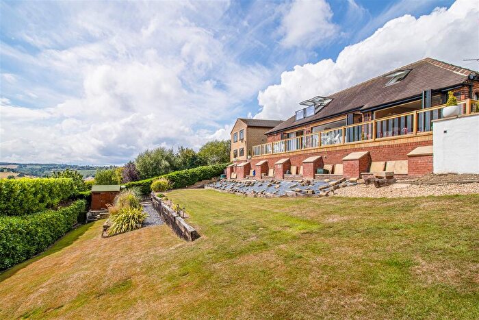 3 Bedroom Detached House For Sale In Whitley Road, Thornhill, WF12