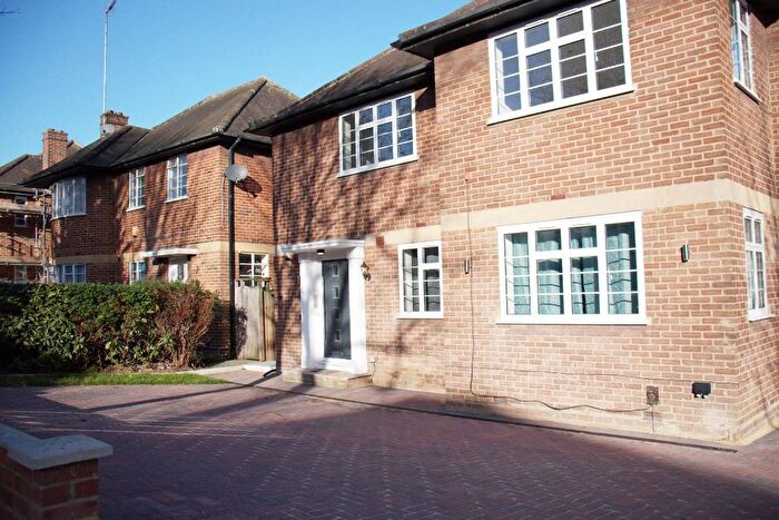 3 Bedroom Flat To Rent In The Ridings, London, W5