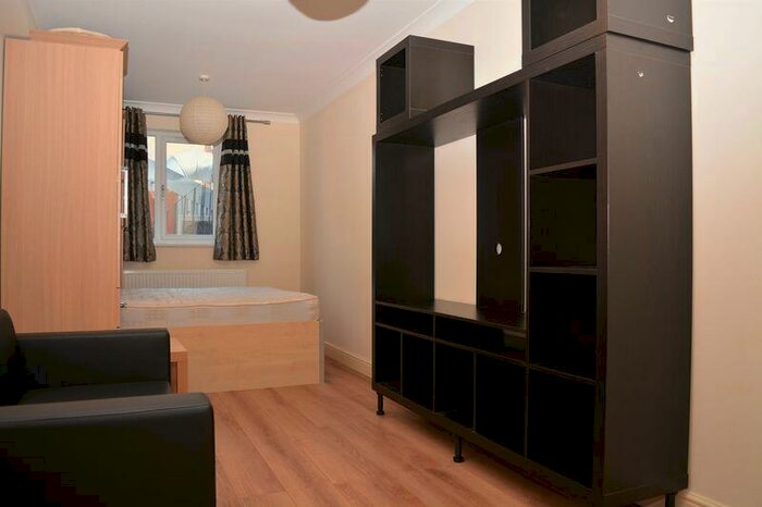 Studio To Rent In High Street, Slough, SL1