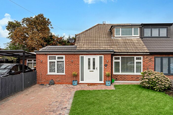 4 Bedroom Semi-detached Bungalow For Sale In Lindsay Close, Stanwell, Staines-Upon-Thames, TW19