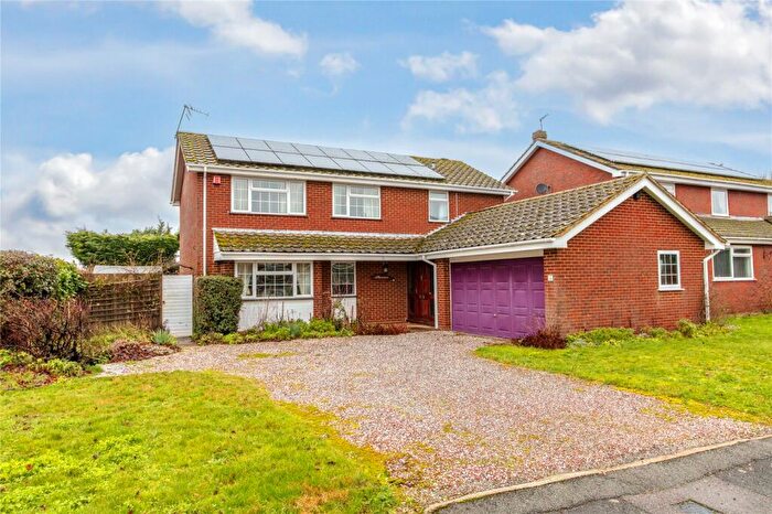 4 Bedroom Detached House For Sale In Alma Farm Road, Toddington, Bedfordshire, LU5