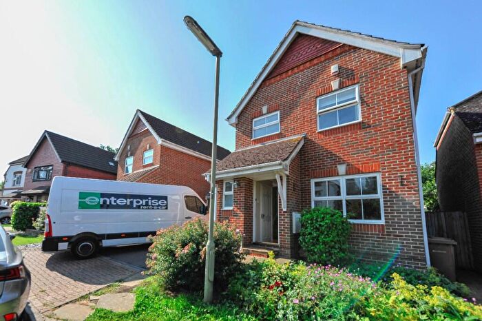 3 Bedroom Link Detached House For Sale In Kestrel Close, Epsom, Surrey, KT19