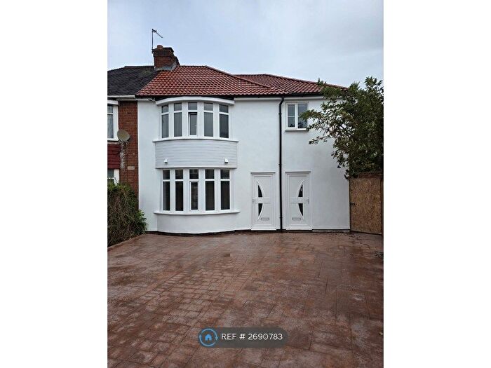 3 Bedroom Flat To Rent In Lanesfield, Lanesfield, Wolverhampton, WV4