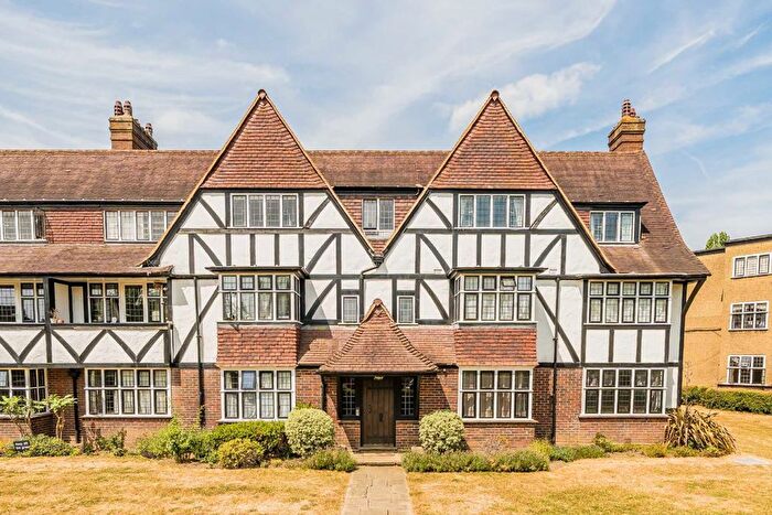 2 Bedroom Flat For Sale In Links Road, Acton, W3