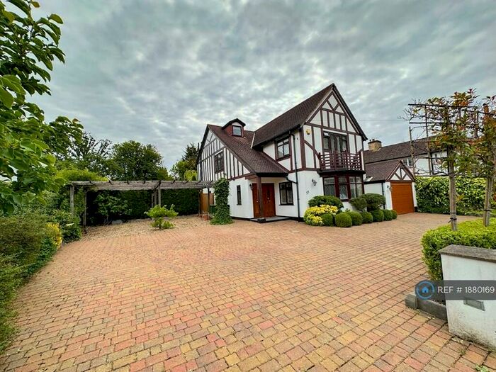 5 Bedroom Detached House To Rent In Heath Drive, Potters Bar, EN6