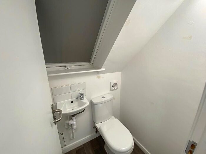 3 Bedroom Flat To Rent In South Street, Eastbourne, East Sussex, BN21