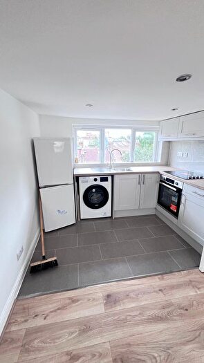 2 Bedroom Flat To Rent In Empress Avenue, Cranbrook, Ilford, IG1