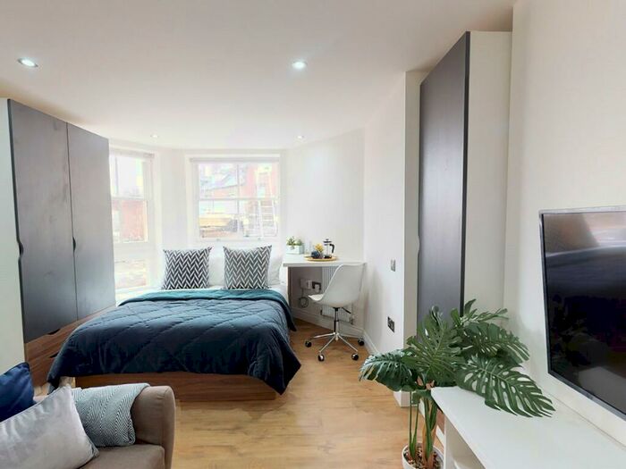 Apartment To Rent In Apt, Clarendon Road #, LS2