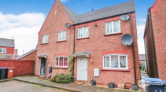 3 Bedroom Semi-Detached House For Sale In Greyhound Croft, Hinckley, LE10