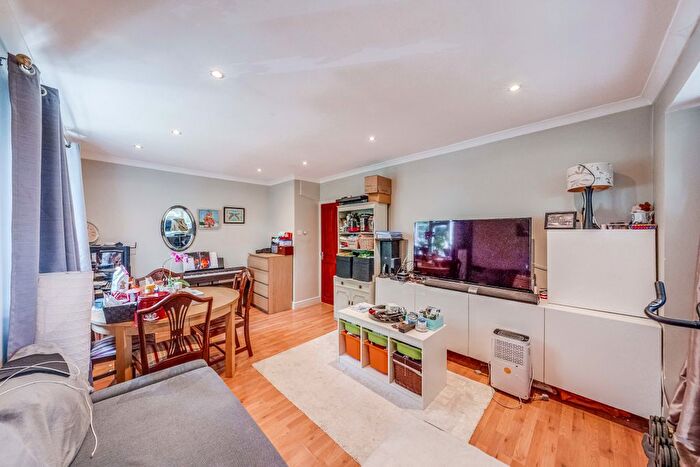 2 Bedroom Maisonette For Sale In Bennett Street, Chiswick, W4